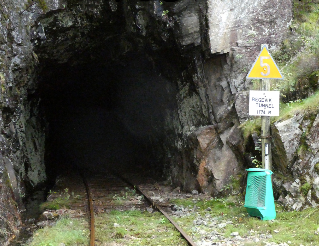Nun wird es ernst: wir fahren in den 1174m langen, dunklen Regeviktunnel ein! Das Foto wurde vom Schienenvelo aus aufgenommen. Flekkefjord, 9.9.2024