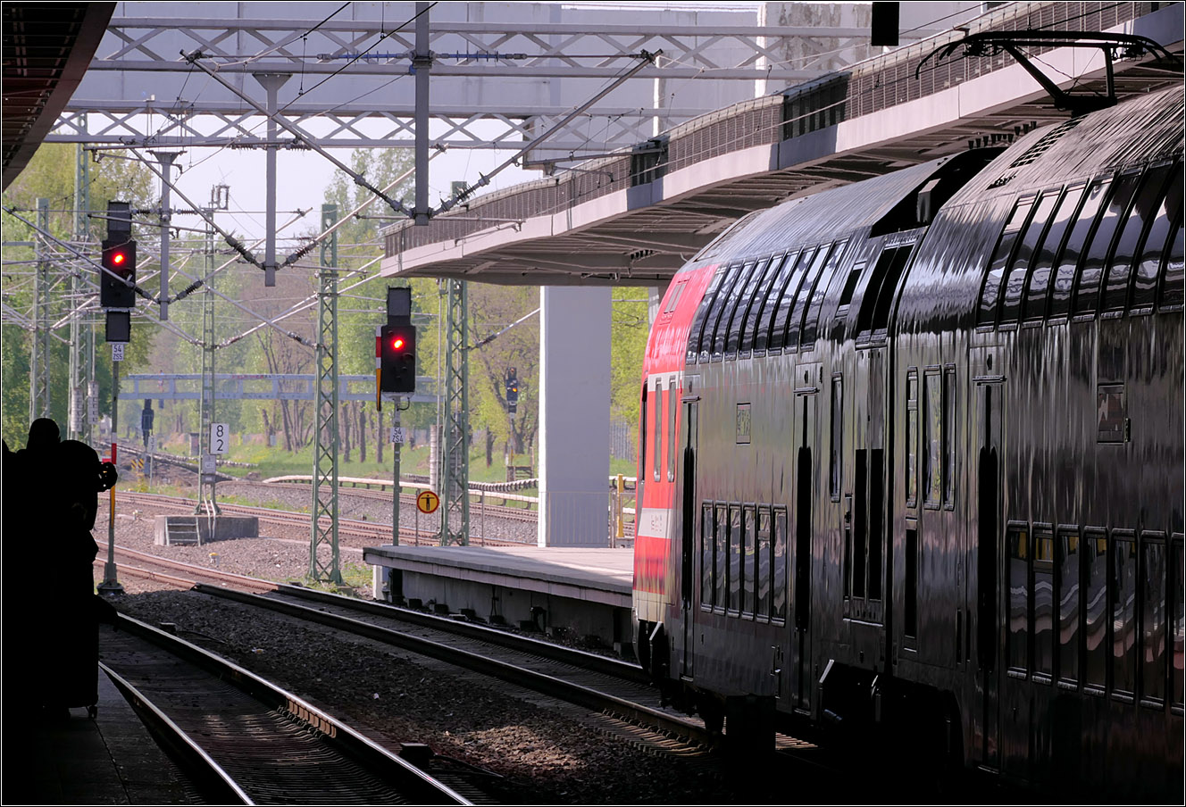 Nur ein Rest Verkehrsrot - 

... lassen die Lichtverh�ltnisse im Bahnhof Berlin-S�dkreuz auf dem Dosto �brig.

03.05.2026 (M)