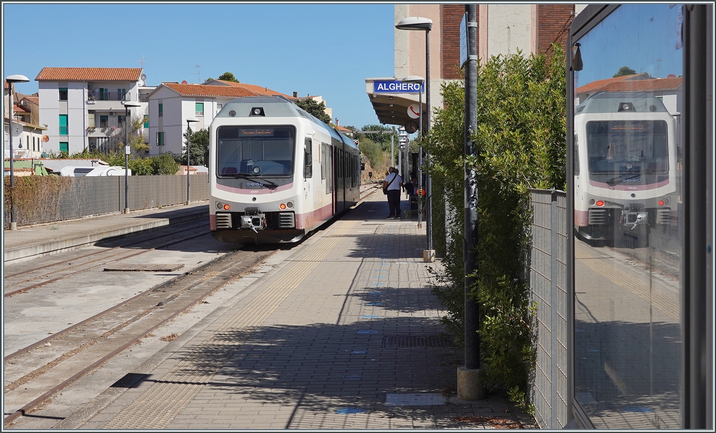Nur kurze Zeit blieb f�r den Programmpunkt  Bahnfotografie Sardinen , danach schauten wir uns den wundersch�nen Ort Alghero an. Und zugegebenermassen muss ich festhalten, dass ein (mir von der Form her bekannter) Stadler Doppeldieseltriebwagen als Motiv kaum gelohnt h�tte noch l�nger am Bahnhof zu verweilen, immerhin versuchte ich in der halben Stunde den Zug in Szene zu setzen, wie z.B. hier mit dem kappen Spiegelbild im rechten Bildteil. 
Der Vollst�ndigkeit halber: In Alghero wartet der ARST (transporti regionali della sardegna) ADeS01 (95 83 4600 001-0 [A] / 95 83 4600 101-8 [B]) Doppeltriebwagen auf die Abfahrt als AT 70 nach S�ssari.

22. September 2026