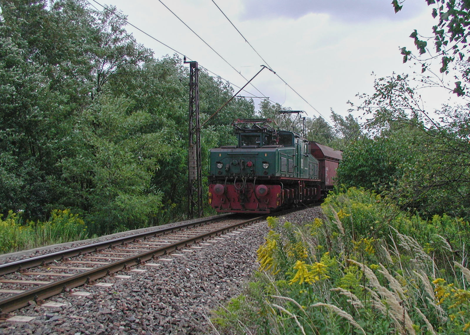 Nur wenige Fahrten hatten die El 2 in Mumsdorf täglich zu absolvieren. Lediglich zwei Kohlezüge kamen pro Tag im Übergabebahnhof an. Am 30.08.2006 zog El 2 1124 ihren Zug über die Strecke.