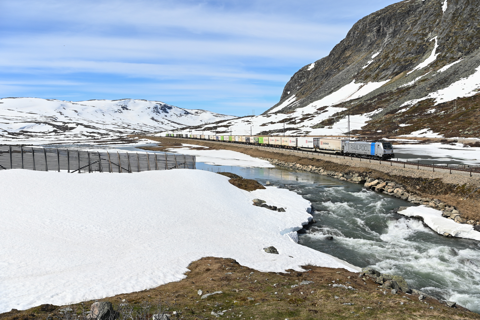 Nur wenige Güterzüge fahren bei Tageslicht auf der Bergenbahn. Am 04.06.2022 ist der Zug 4842 von Green Cargo bei Finse in der einsamen Bergwelt von Norwegen in Richtung Oslo unterwegs. Mittlerweile hat Green Cargo angekündigt im laufe des ersten Quartals 2023 den Binnenverkehr in Norwegen aufgrund gestiegener Energiepreise einzustellen. 