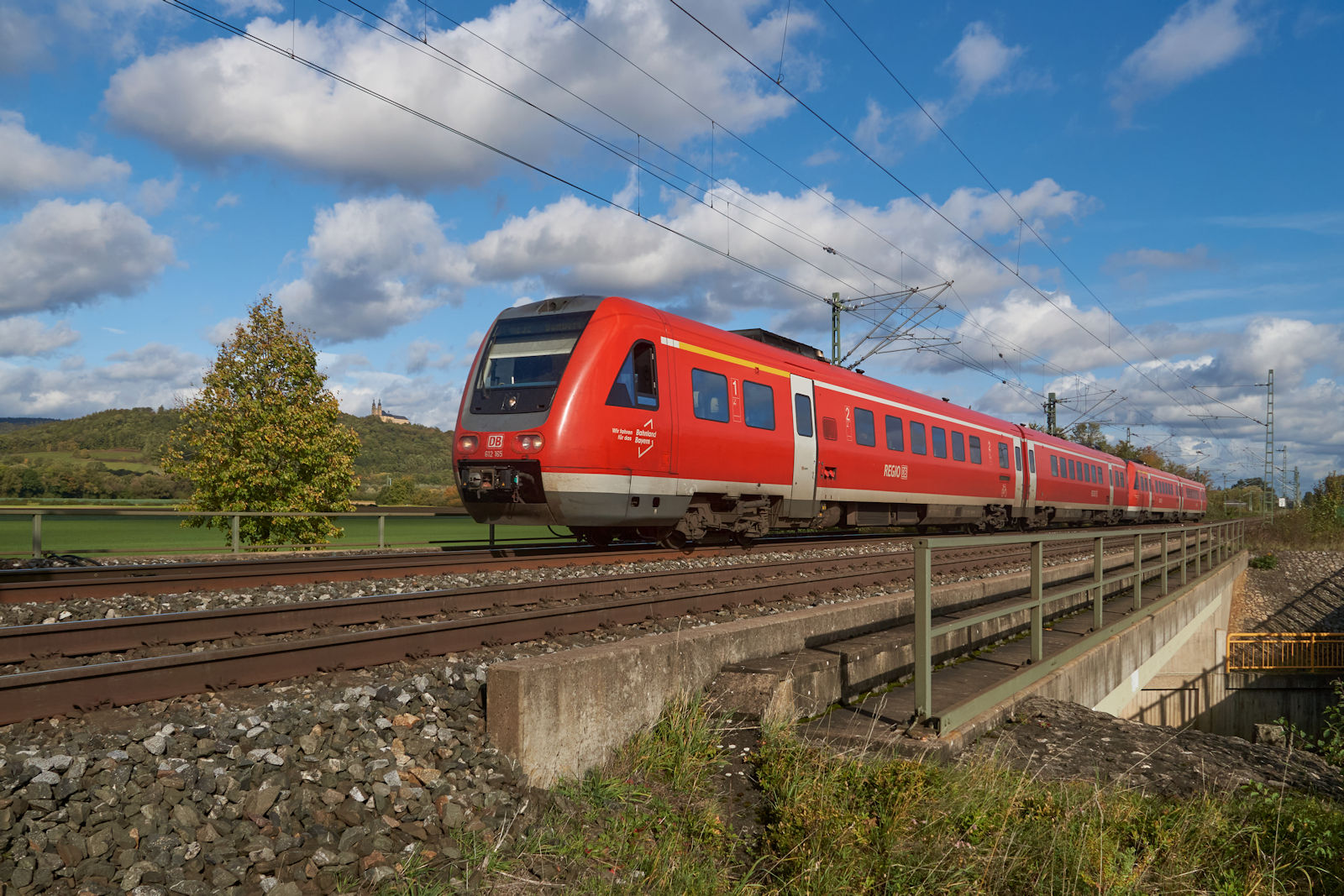 Nur wenige Strecken sind von den ehemaligen Einzugsgebieten der Baureihe 612 übriggeblieben. Die Linie von Bamberg über Bayreuth nach Nürnberg gehört dazu. Am 22.10.2023 näherte sich 612 165 als RE 3485 dem Bahnhof Bad Staffelstein. 