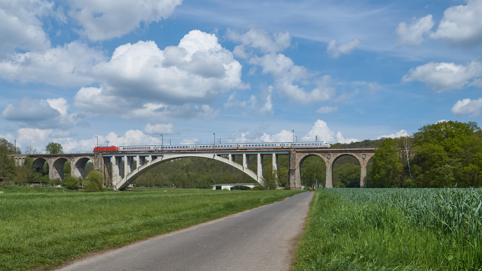 Nur wenige Wagen haben die IC-Züge zwischen Köln und Gera. IC 2155 wirkte daher auch sehr kurz, als er am 06.05.2023 die Fuldabrücke bei Guntershausen überquerte.