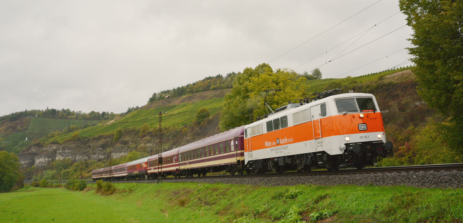  O’zapft is.  Die Wiesn ist für den Eisenbahnfreund mit vielen Sonderzügen nach München normalerweise eine recht abwechslungsreiche Zeit. Nicht so in diesem Jahr! Um so glücklicher war man am 01. Oktober 2022, als bei strömendem Regen einer der wenigen Sonderzüge, der MSM 1111  Oktoberfest-Partyzug  Dortmund – Köln – München, gezogen von DB 111 111-1 alias „Sally“ rund 30 Minuten verspätet mit seinen feucht-fröhlich feiernden Fahrgästen bei Himmelstadt durch das Maintal spurtete. Der Lokführer gab bis München alles, um am Ende seine  Sally  pünktlich über den  Laufsteg  (Gleis 21) im dortigen Hauptbahnhof führen zu können. 
Mit Blick auf die Zugnummer hatte die MSM Gruppe bei der Auswahl der thematisch passenden „Schnapszahl“-Lokomotive (DB-Gebrauchtzug) ein gutes Händchen und bewies damit auch etwas Humor.
 Ein Gruß geht hiermit zurück an den Lokführer, danke für den Pfiff!
