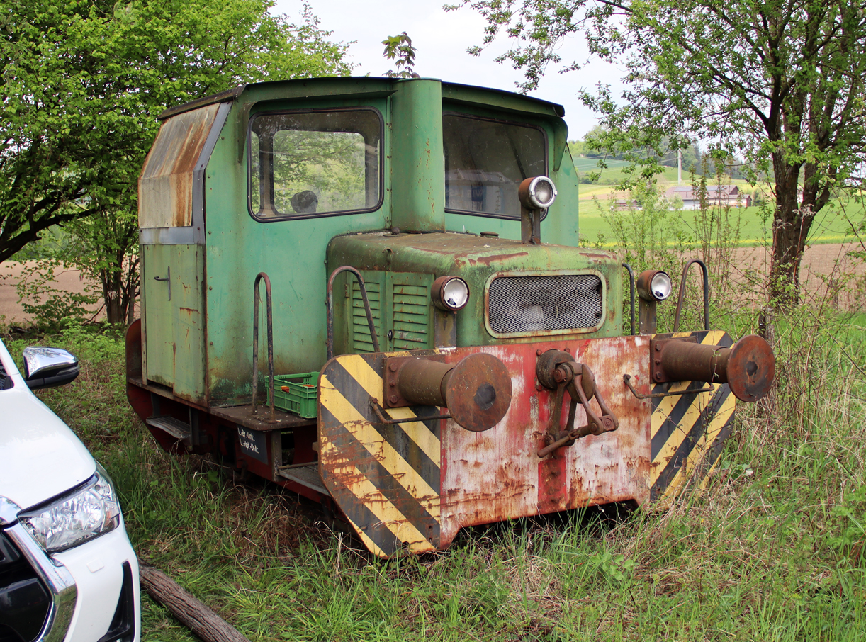 Ob diese kleine Rangierlok, hier im Grünen neben dem Autoparkplatz abgestellt, je wieder einmal fährt? Etzwilen, 27.4.2025