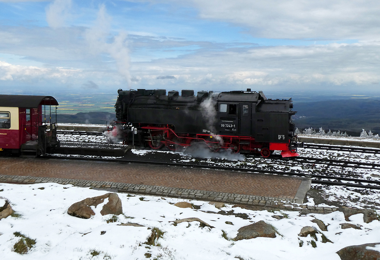 Oben Winter, unten Frühling: Dampflok beim Umsetzen auf dem Brocken. Brocken, 17.4.2024