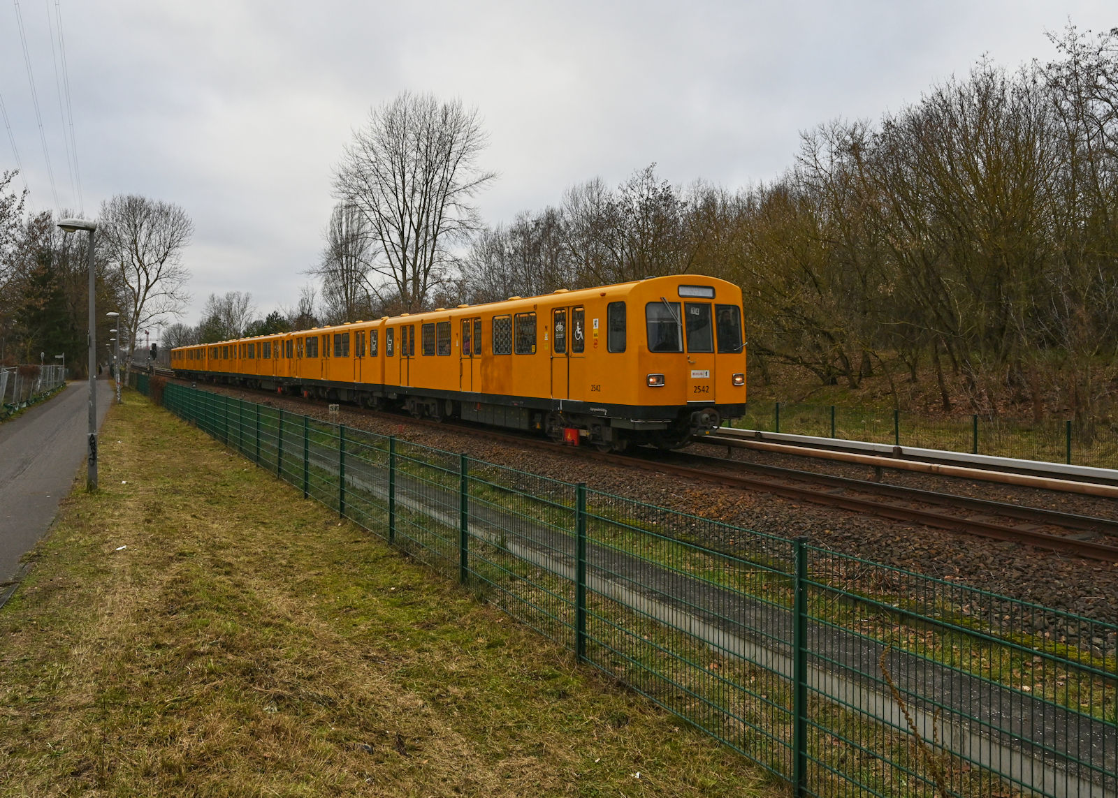Obwohl die F74 der Berliner U-Bahn bereits ein halbes Jahrhundert auf den Gleisen stehen, kommen sie immer noch zum Einsatz F74 2542 führte am 17.12.2023 einen Sechswagenzug auf der Linie U5 nach Hönow an und näherte sich dem Bahnhof Biesdorf Süd. In Zugmitte befindet sich ein modernerer Vertreter des F-Typs.