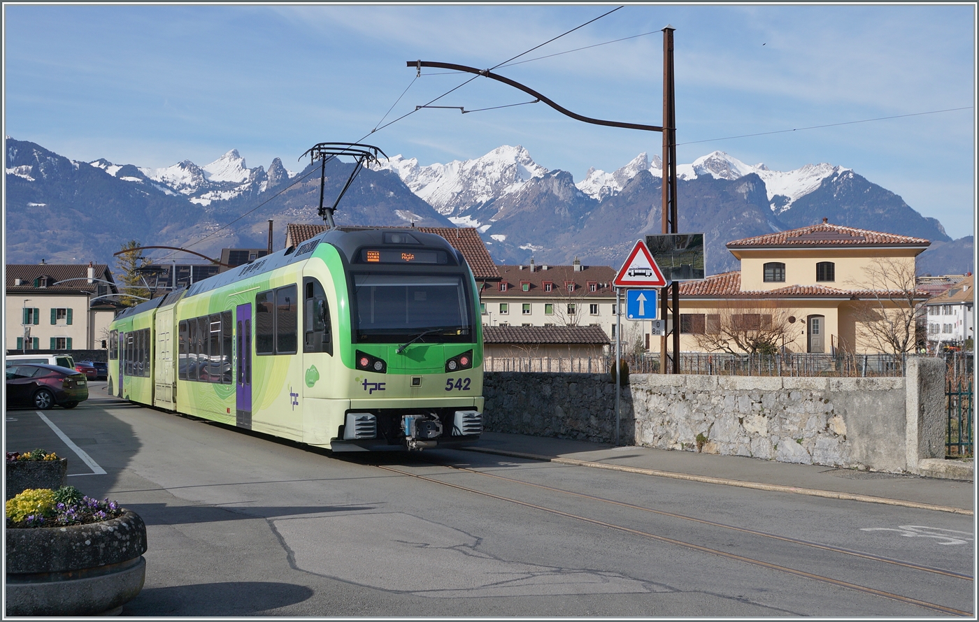Obwohl seit der Inbetriebnahme auch f�r die ASD zugelassen, sieht man die TPC GTW Beh 2/6 auf der ASD ziemlich selten. Das Bild zeigt den Beh 2/6 542 in Aigle kurz vor der Haltestelle Aigle March� unter den alten Fahrleitungsmasten. Der Zug ist auf dem Weg von Les Diablerets nach Aigle. 

9. Februar 2026 