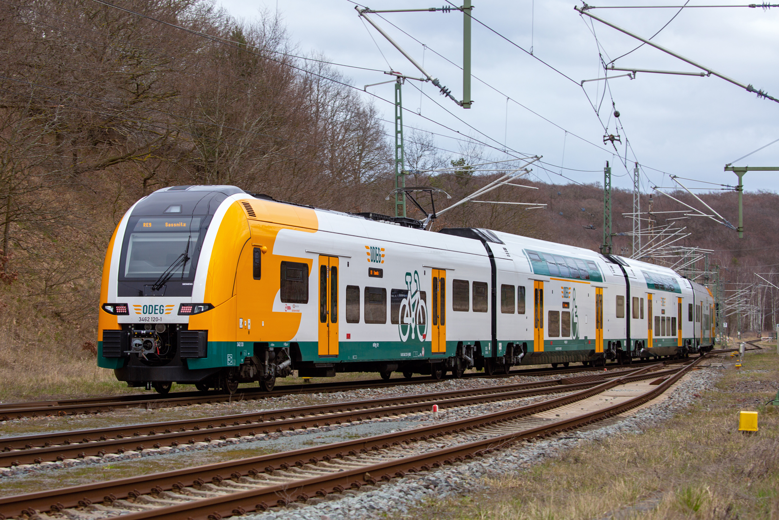 ODEG Triebwagen 462 120 als RE9 nach Sassnitz.- 11.04.2023