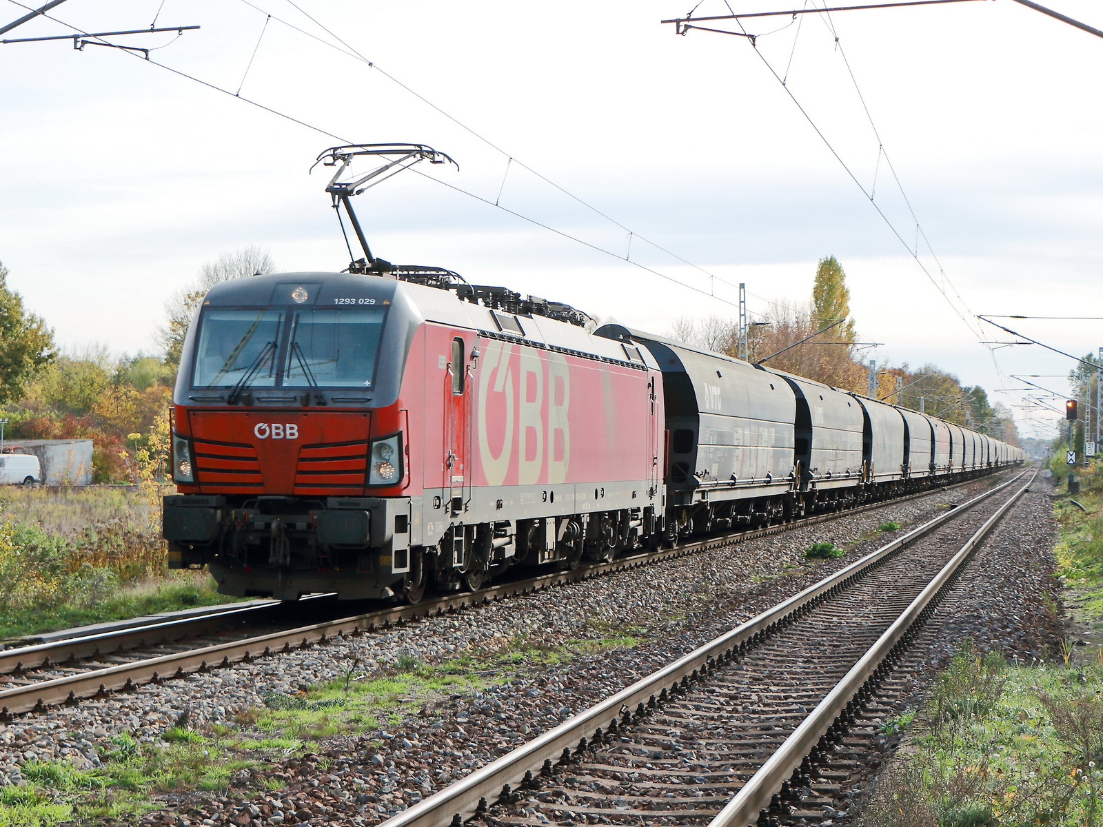 ÖBB 1293 029 als Güterzug bei der Durchfahrt durch den Bahnhof Dabendorf am 23. Juni 2022