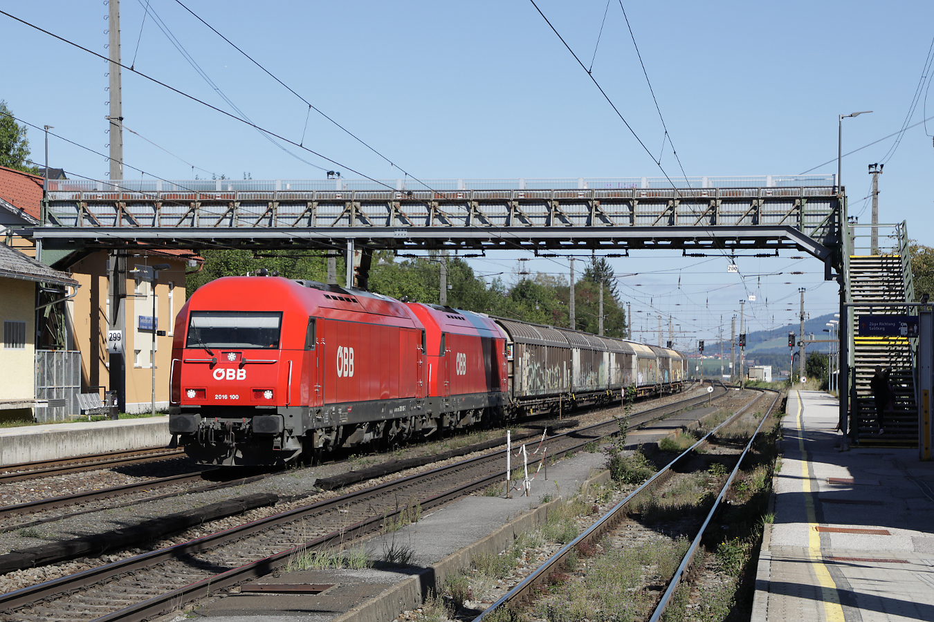 �BB 2016 100 und eine weitere 2016 durchfahren mit einem kurzen G�terzug den Bahnhof Seekirchen am Wallersee, 23.09.2026