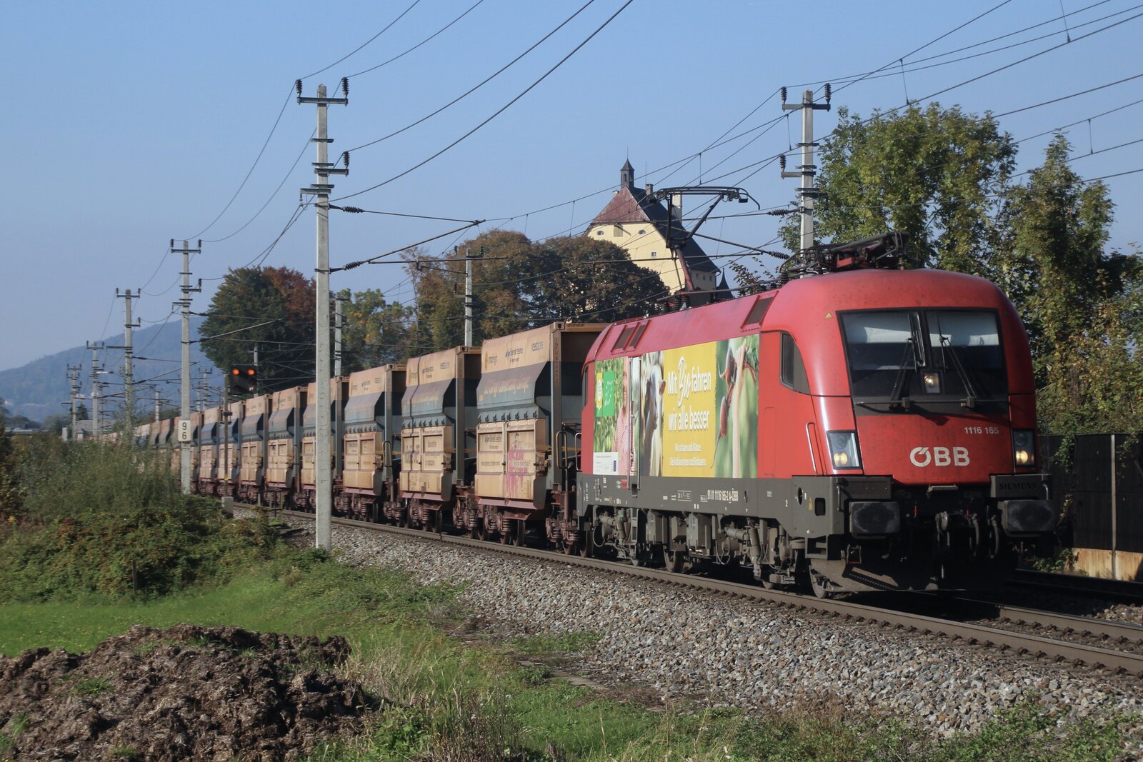 ÖBB Werbelok 1116 165  BIO Austria  mit einem Erzzug bei der Durchfahrt in Elsbethen, Richtung Bischofshofen aufgenommen am 7.10.2022
