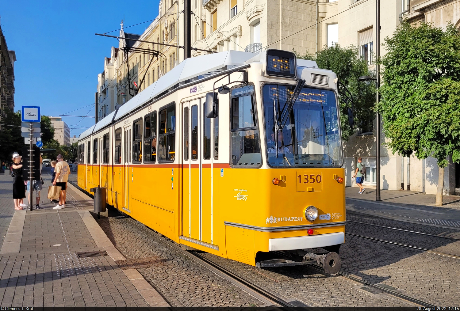 ÖPNV in Budapest (HU)
Die Straßenbahn-Linie 2 ist für Touristen ideal. In historischen Fahrzeugen geht es quer durch die Stadt, vorbei an sehenswerten Gebäuden. Als Beispiel dient das Parlament, dessen Haltestelle gerade ein Gelenktriebwagen vom Typ Ganz KCSV–7 mit der Nummer 1350 verlässt.

🧰 BKK (BKV Zrt.)
🚋 Linie 2B Jászai Mari tér–Pesterzsébet, Pacsirtatelep
🕓 28.8.2022 | 17:16 Uhr