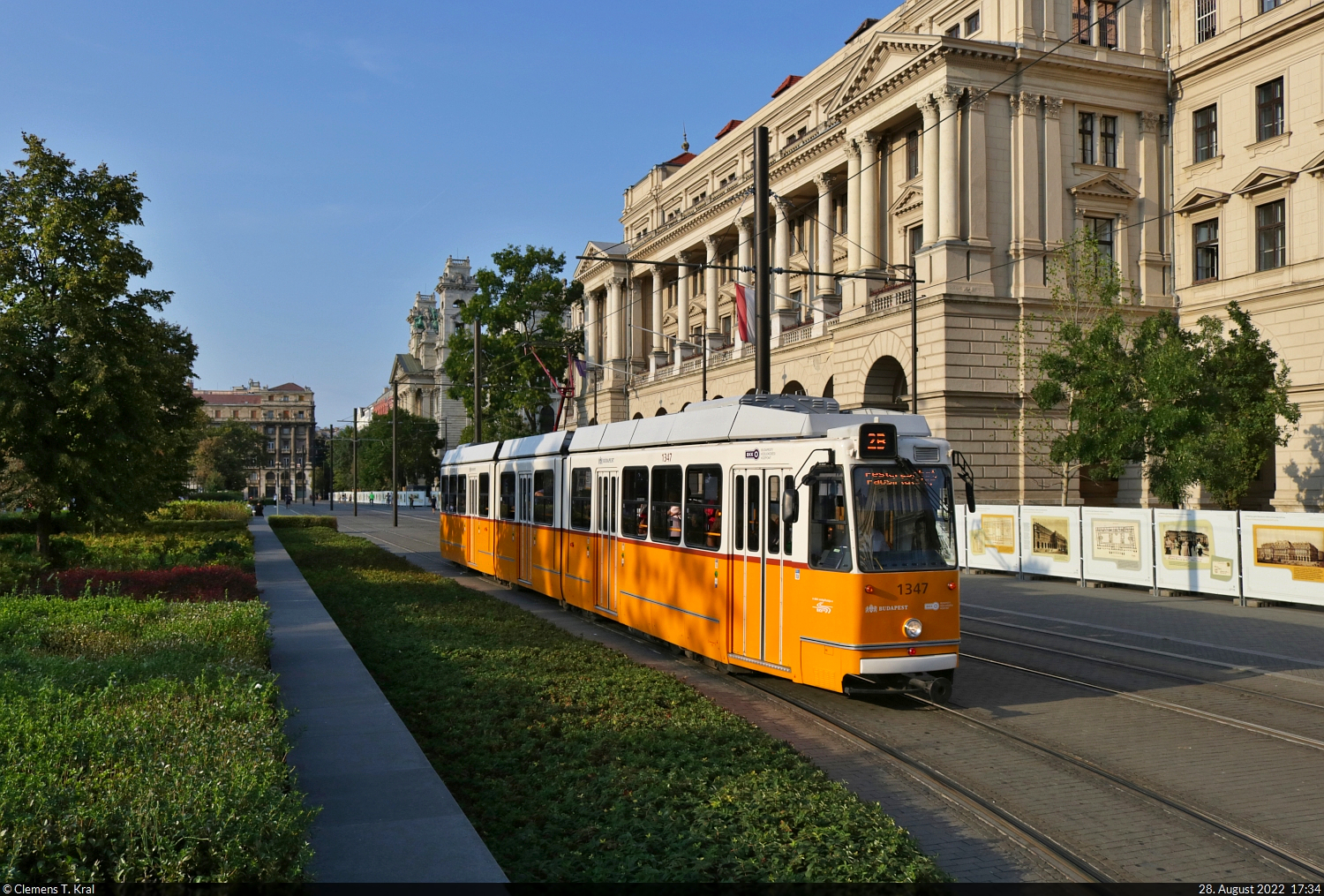 ÖPNV in Budapest (HU)
Ganz KCSV–7, Wagen 1347, passiert das ungarische Landwirtschaftsministerium, das direkt gegenüber dem Parlamentsgebäude liegt.

🧰 BKK (BKV Zrt.)
🚋 Linie 2B Jászai Mari tér–Pesterzsébet, Pacsirtatelep
🕓 28.8.2022 | 17:34 Uhr