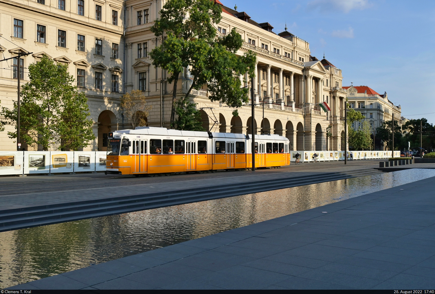 ÖPNV in Budapest (HU)
Ganz KCSV–7, Wagen 1329, unterwegs am Kossuth Lajos tér, dem Platz vor dem Parlamentsgebäude.

🧰 BKK (BKV Zrt.)
🚋 Linie 2 Közvágóhíd H–Jászai Mari tér
🕓 28.8.2022 | 17:40 Uhr