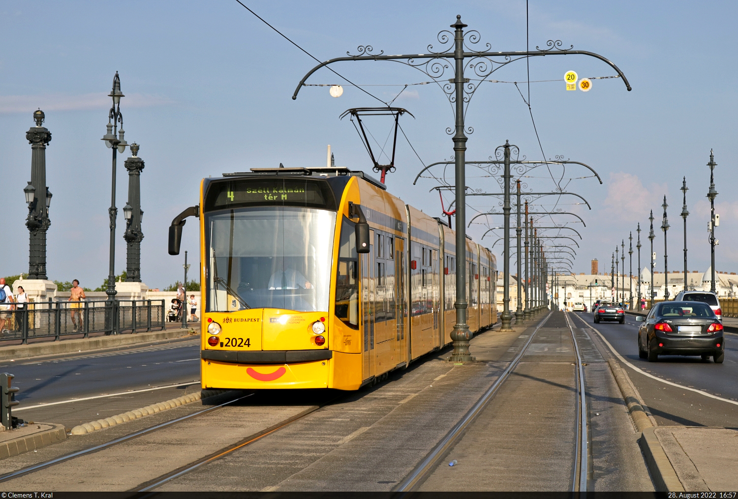 ÖPNV in Budapest (HU)
Siemens Combino, Wagen 2024, erreicht, von der Margaretenbrücke (Margit híd) kommend, die Haltestelle Margit híd, budai hídfő H.

🧰 BKK (BKV Zrt.)
🚋 Linie 4 Újbuda-központ M–Széll Kálmán tér M
🕓 28.8.2022 | 16:57 Uhr