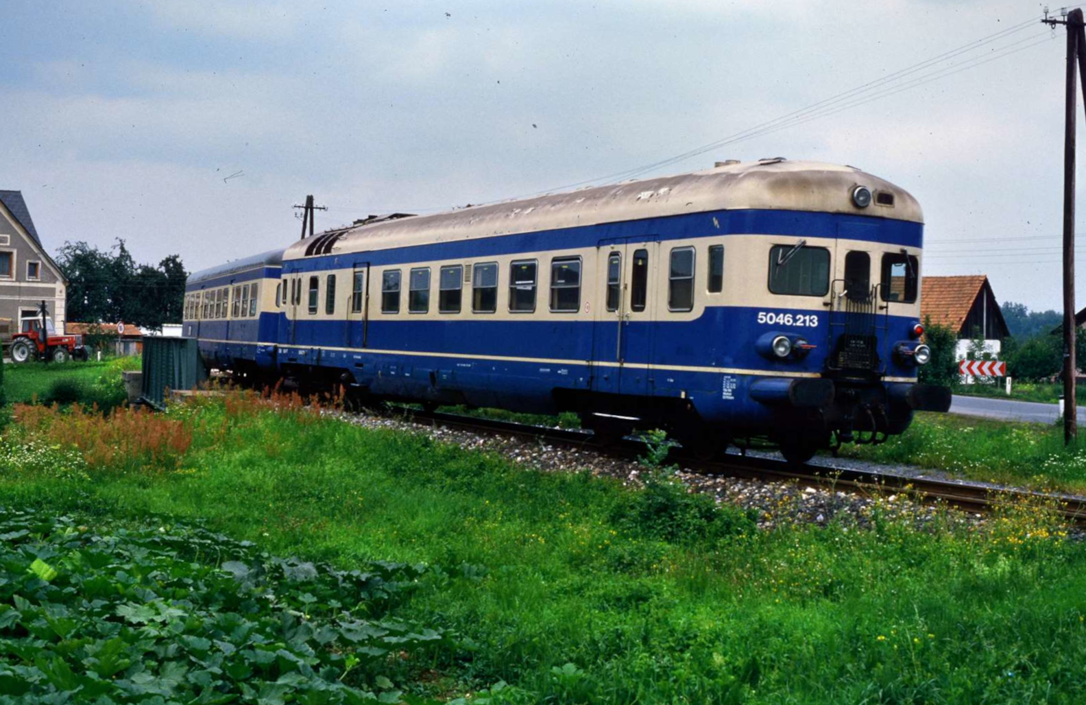 Österreichischer Zug (Nahverkehr) mit Wagen der ÖBB-Baureihe 5046 (SGP), vorn Motorwagen 5046.213. Züge der Baureihe 5046 wurden zwischen 1954 und 1961 gebaut und ersetzten vielerorts ÖBB-Dampfloks aus früheren Zeiten. 