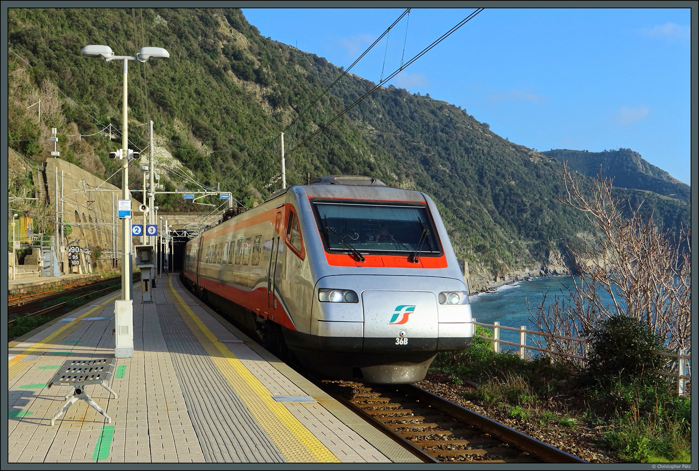 Ohne Halt durchfährt der Frecciaargento ETR485 036 am 19.02.2024 den Bahnhof Corniglia.