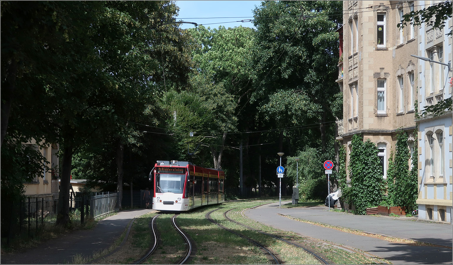 Ohne das Umfeld zu stören - 

... ist hier eine Combino Tram auf der Linie 4 in der Nähe des Brühler Gartens unterwegs.

12.07.2023 (M)