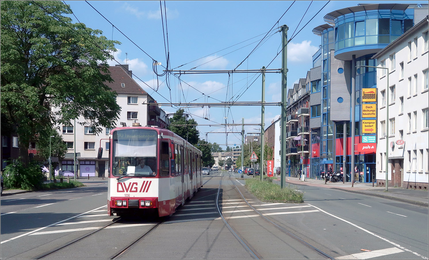 Optisch verwandt mit dem Stadtbahnwagen B - 

... sind die Duisburg GT 10 NC-DU, aber mit 2,20 m deutlich schmäler als der Stadtbahnwagen mit 2,65 m. Hier Wagen 1036 kurz vor der Haltestelle Landesarchiv NRW.

23.08.2023 (M)