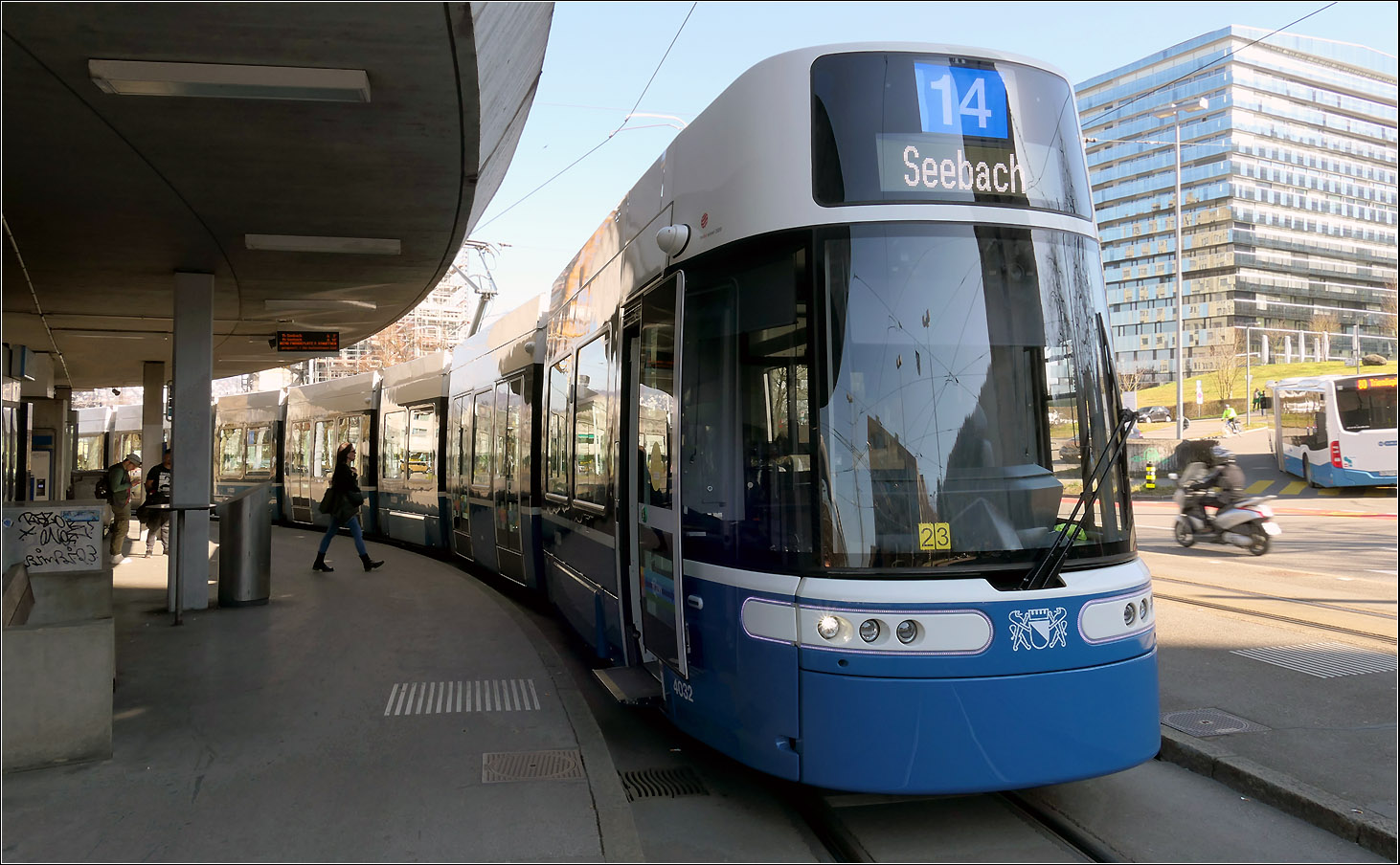 Orientierung an klassischen Vorbildern -

Die Flexity Trams in Zürich mit den um Front und Heck herumgezogenen Fensterbändern. Früher hätte man die Fensterpfosten allerdings nicht dunkel 'verschwinden' lassen. Die meisten sonstigen modernen Straßenbahnen haben hingegen eine von den seitlichen Fenstern unabhängige große Frontscheibe, die die Zugzielanzeiger mit einbezieht. 

Flexity 4032 in der Wendeschleife Triemli der Linie 14.

08.03.2025 (M)