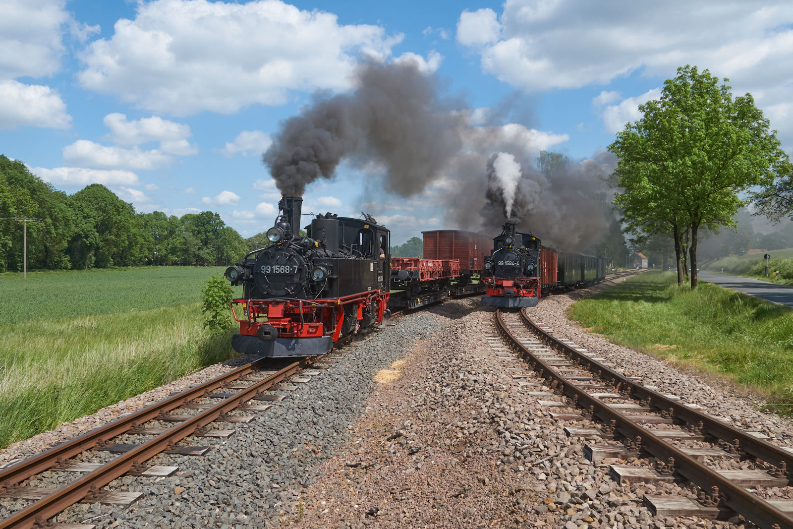 Parallelausfahrt in Nebitzschen: Am 22.05.2022 verließ 99 1584 mit einem Rollwagenzug Nebitzschen in Richtung Glossen und 99 1568 fuhr mit einem GmP in Richtung Kemmlitz.