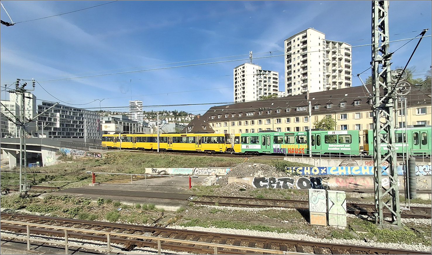 Parallelfahrt - 

... einer Stadtbahn der Linie U12 und eines S-Bahnzuges der Linie S4 in der Nähe des Stuttgarter Hauptbahnhofes. Während die Stadtbahn in Richtung Haltestelle auf die Brücke zur Haltestelle Budapester Straße schwenkt, fährt die S-Bahn weiter in Richtung der Tunnelrampe vor dem Hauptbahnhof.

17.04.2026 (M)