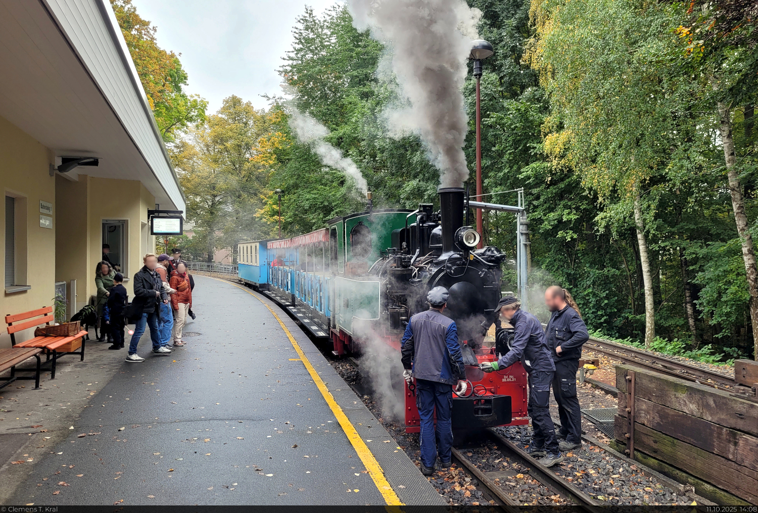 Parkeisenbahn Chemnitz: Die Lokf�hrer und Heizer bereiten den historischen Zug mit der Dampflok Henschel Typ Riese im Bahnhof K�chwaldwiese vor.

🧰 Parkeisenbahn Chemnitz gGmbH (PEC)
🚂 K�chwaldwiese–Bk Tennispl�tze–Bahnbetriebswerk/Kosmonautenzentrum Hp–K�chwaldwiese
🕓 11.10.2025 | 14:08 Uhr