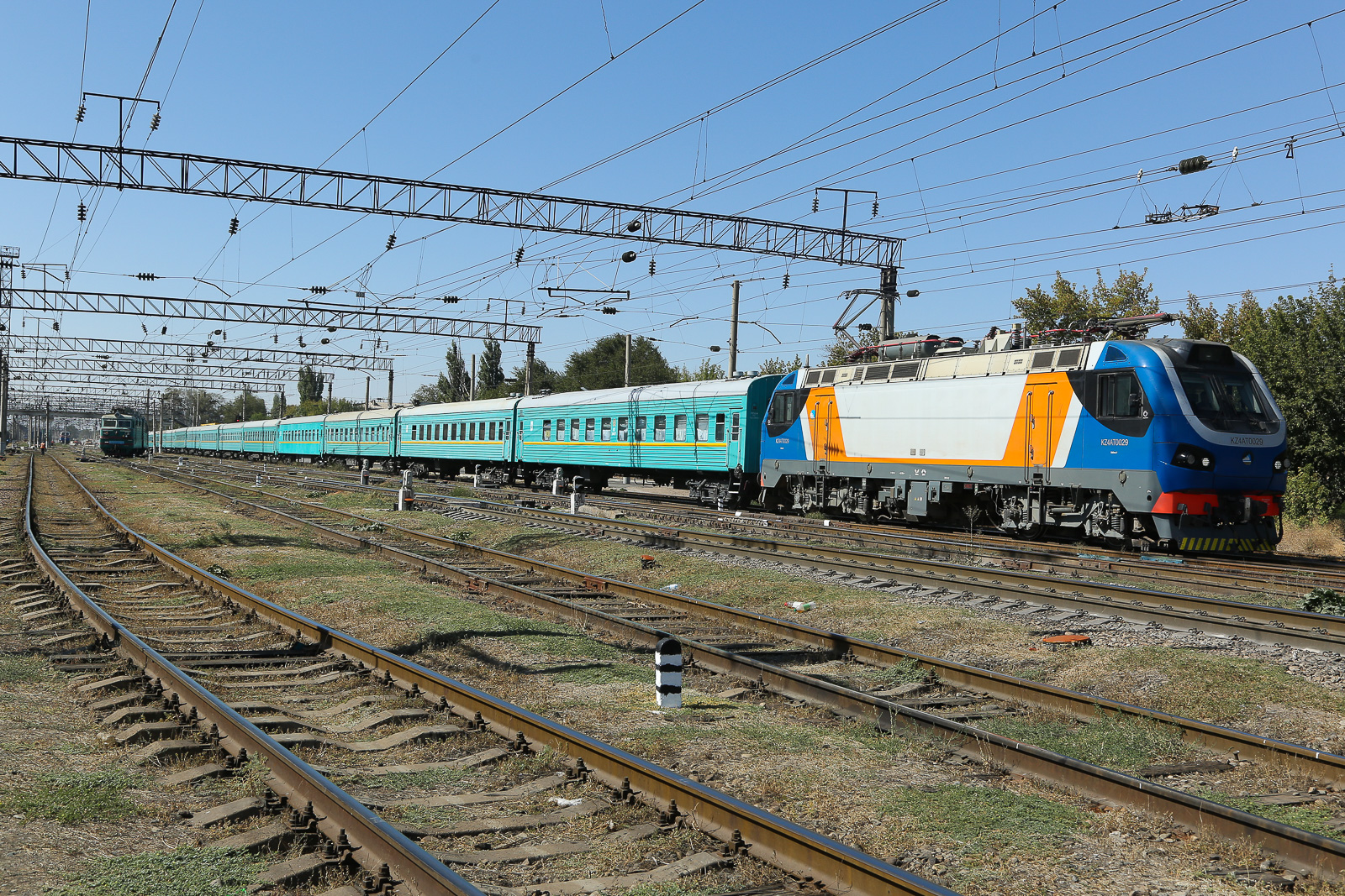Passagierzug mit der Alstom Lok KZ4AT0029 im  Bahnhof von Taraz in Kasachstan. Dort haben die Leute noch niemals jemand gesehen der Trainsoptting als Hobby hat. Die Menschen waren überaus interessiert was ich da mache und sehr freundlich zu mir. Am letzten Tag gäbe es dann noch ein Gespräch mit der Polizei und dem Chef des Bahnhofs was aber auch gut ausging. Ich möchte hiermit allen Menschen von Taraz herzlich danken, welche am Ende verständnisvoll unser Hobby akzeptieren.