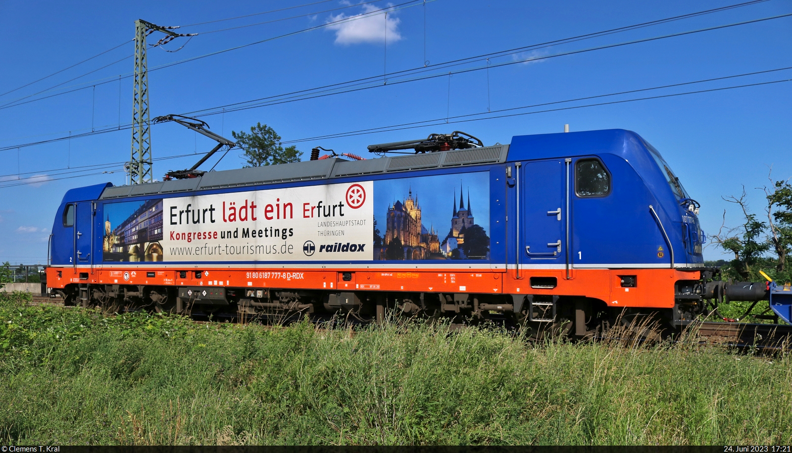 Perfekt angehalten: 187 777-8 mit Werbung für Thüringens Landeshauptstadt Erfurt und Kessel-Containern am Haken. Wegen einer Zwangsbremsung kam sie vor der Brücke über die Leipziger Chaussee (B 6) in Halle (Saale) zum Stehen und war auf dem Weg Richtung Zugbildungsanlage (ZBA).

🧰 Raildox GmbH & Co. KG
🕓 24.6.2023 | 17:21 Uhr