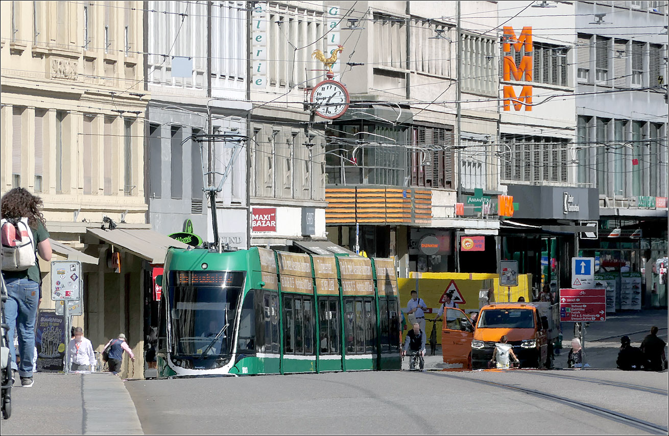 Physikalische Phänomene und Tram - 

Hitzeflimmern lässt den unteren Teil der Flexity 2 6016 'zittrig' erscheinen und über dem Asphalt-Horizont (nenne ich mal so) gibt es einen schmalen Streifen Luftspiegelung. Eine Luftspiegelung hatte ich vor Jahren schon am auf einem Foto, auch auf einem Straßenbahnbild von Basel, damals am Steinenberg.

Das Tram nach Bruderholz ist auf Kleinbasler Seite kurz vor der Auffahrt zur Mittleren Brücke.

18.09.2025 (M)

   