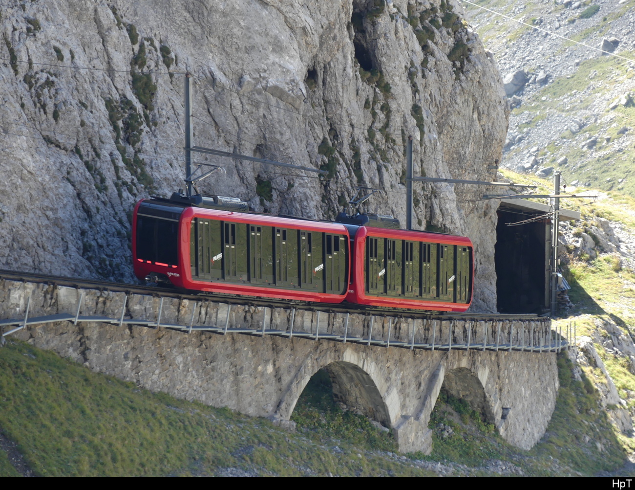 Pilatusbahn - 2 Triebwagen auf der Talfahrt unterhalb der Bergstation am Pilatus am 20.09.2023