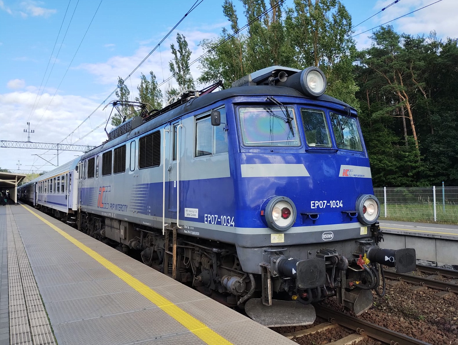 PKP Intercity EP07-1034 (91 51 1 140 150-2 PL-PKPIC) mit dem TLK 28102  Wyczółkowski  von Lublin nach Swinoujscie, am 10.08.2023 in Miedzyzdroje.