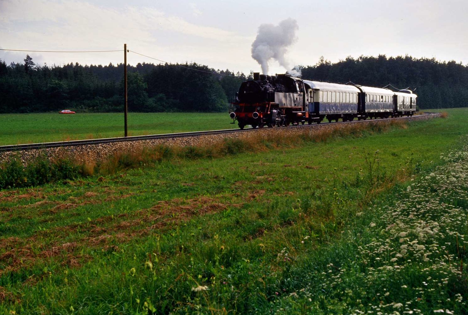 Plandampffahrt auf der Hohenzollerischen Landesbahn mit EFZ-Dampflok 64 289.
Datum: 22.07.1987