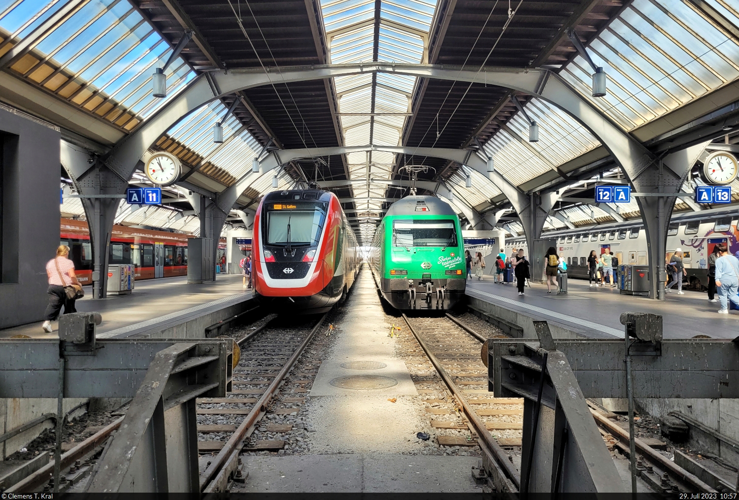 Prellbock-Szenerie in Zürich HB (CH) auf Gleis 11 und 12 mit RABe 502 216-0 (Bombardier Twindexx Swiss Express) und der grünen Re 460 010-2  Löwenberg , die für das Nachhaltigkeitslabel  Swisstainable  der SBB wirbt.

🧰 SBB
🚝 IR 3265 (IR13) Zürich HB (CH)–St. Gallen (CH) | IC 515 (IC5) Zürich HB (CH)–Rorschach (CH)
🕓 29.7.2023 | 10:57 Uhr