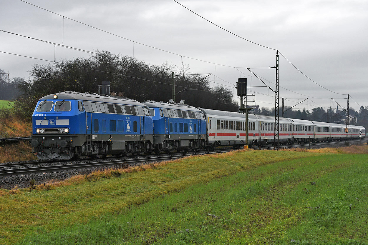 Press 218 054-3 & 218 057-0 (218 448-9 & 218 462-0) mit dem IC 2012 kurz nach Ebersbach/Fils 04.12.2021