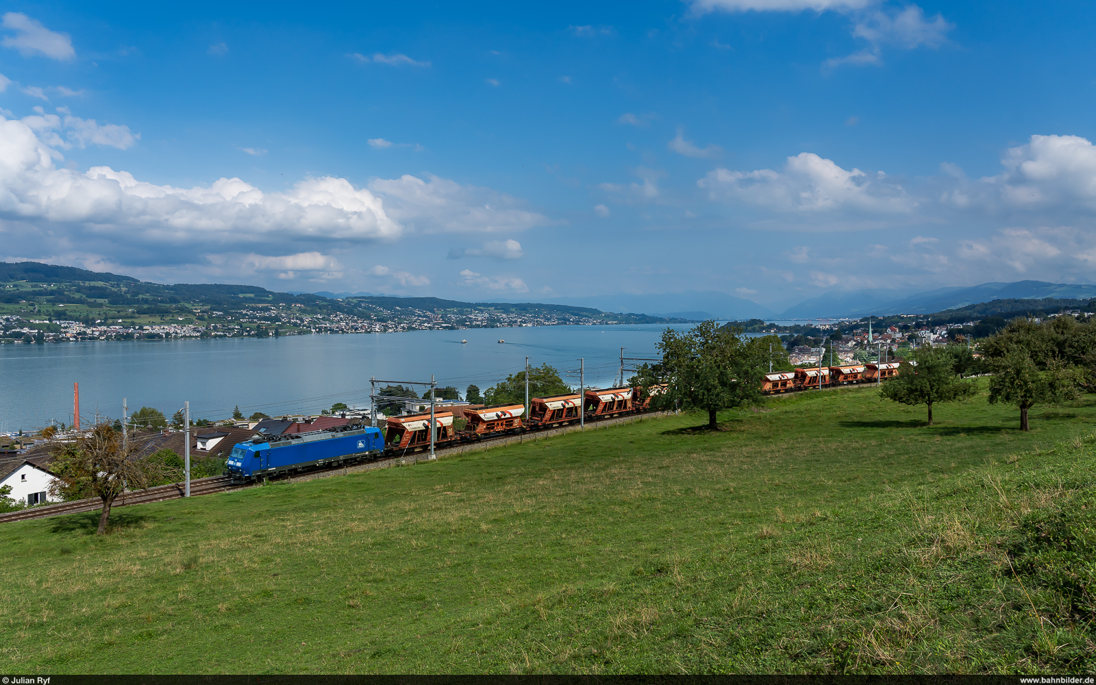 PRESS Re 482 032 / Horgen Oberdorf, 8. August 2024<br>
SBB Cargo Kieszug Luzern - Hüntwangen-Wil<br>
Die 2023 an die PRESS verkauften Re 482 031 und 032 wurden im August 2024 aufgrund von Lokmangel von SBB Cargo für den Kiesverkehr wieder gemietet.
<a href= https://www.eurailpress.de/nachrichten/fahrzeuge-komponenten/detail/news/sbb-cargo-zwei-e-loks-von-press-angemietet.html  rel= noreferrer nofollow >www.eurailpress.de/nachrichten/fahrzeuge-komponenten/deta...</a>