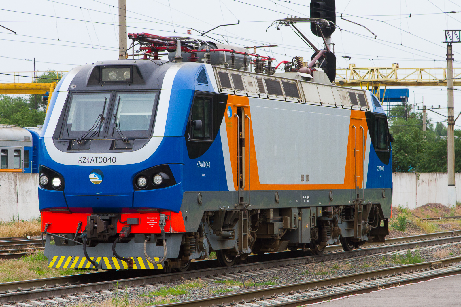 Prima M4 KZ4AT ist die Typenbezeichnung der Lokomotive mit der Nr. 0040 der nationalen Eisenbahngesellschaft Qazaqstan Temir Joly (QTJ). Hersteller ist der franz�sische Konzern Alstom. Die neuen Loks wurden meiner Information nach in Kasachstan fertig montiert. Bei meinem Aufenthalt am Bahnhof Almaty 2 am 6 Juni 2026 habe ich gleich mehrere dieser Exemplare gesehen. 