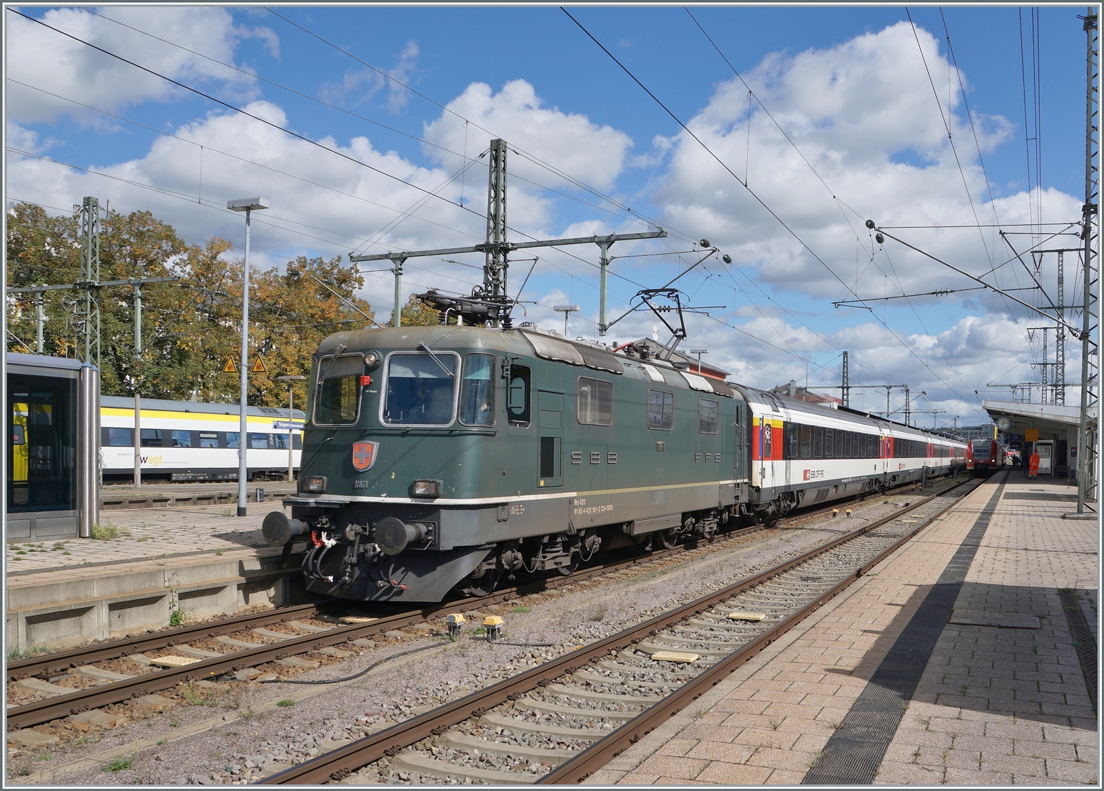 Pünktlich verlässt die SBB Re 4/4 II 11161 mit ihrem IC Stuttgart - Zürich den Bahnhof von Singen HTW.

19. September 2022