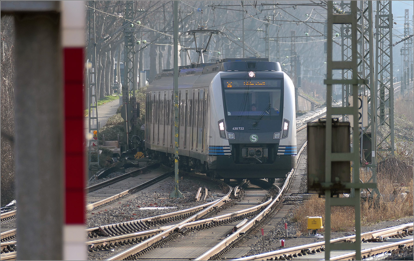Quergestellt - 

... scheint der erste Wagen eines S-Bahnzuges der Linie S1 kurz vor der Einfahrt in den Bahnhof Stuttgart-Bad Cannstatt. Die S-Bahn hat die vier Remsbahngleise in einem kurzen Tunnel unterquert und fährt jetzt in das Gleis 2 des Bahnhofes ein. In der Regel halten die S-Bahnen am Bahnsteig zwischen Gleis 2 und 3, so kann über Eck bahnsteiggleich umgestiegen werden. 

18.02.2024 (M)