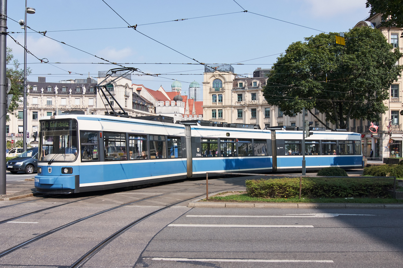 R2.2 2104 der M�nchner Verkehrsgesellschaft geh�rte zu den wenigen R2.2, die nicht modernisiert wurden. Im Sommer 2025 ist er ausgemustert worden.
Am 27.07.2014 war der Wagen auf der Linie 18 von der Schwanseestra�e zum Gondrellplatz unterwegs.