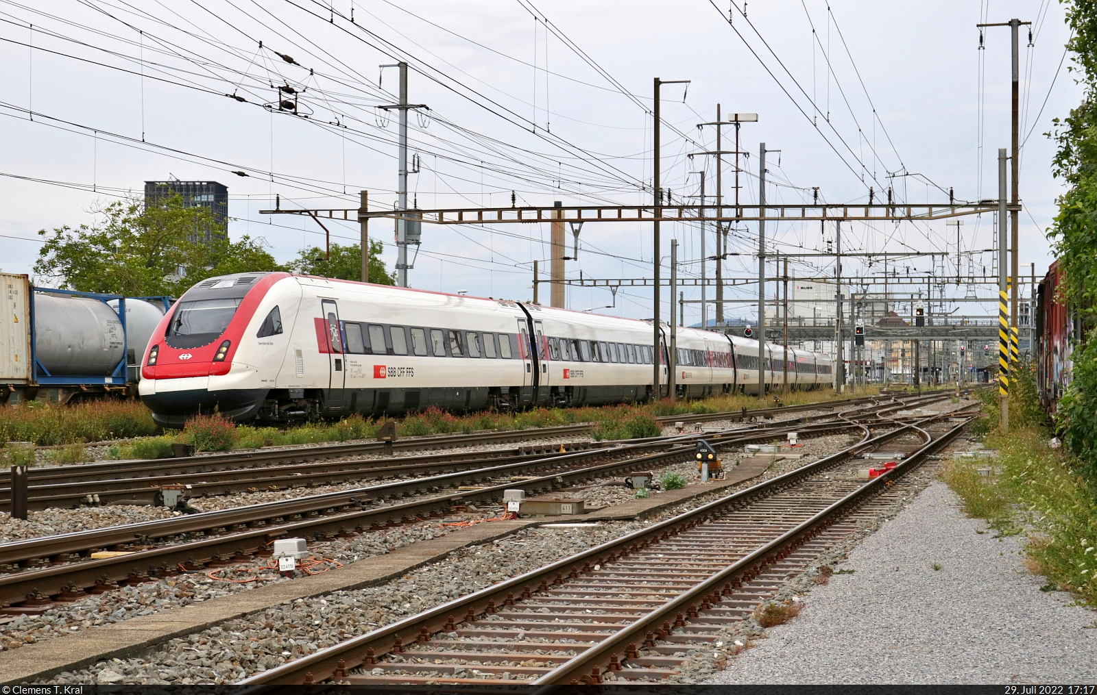 RABDe 500 003-4  Germaine de Staël  kurz vor seinem Ziel im Bahnhof Pratteln (CH).

🧰 SBB
🚝 IR 2078 (IR 36) Zürich Flughafen (CH)–Basel SBB (CH)
🕓 29.7.2022 | 17:17 Uhr