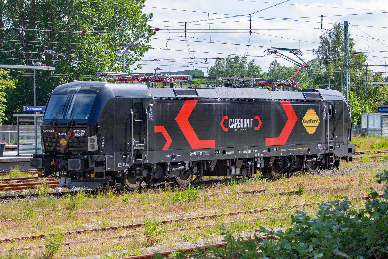 RADEK die Polnische Freightliner Mietlok 370 061 in Bergen auf Rügen fotofreundlich zwischen Licht-und Oberleitungsmasten abgestellt wurde gerade aufgerüstet. - 09.06.2023

