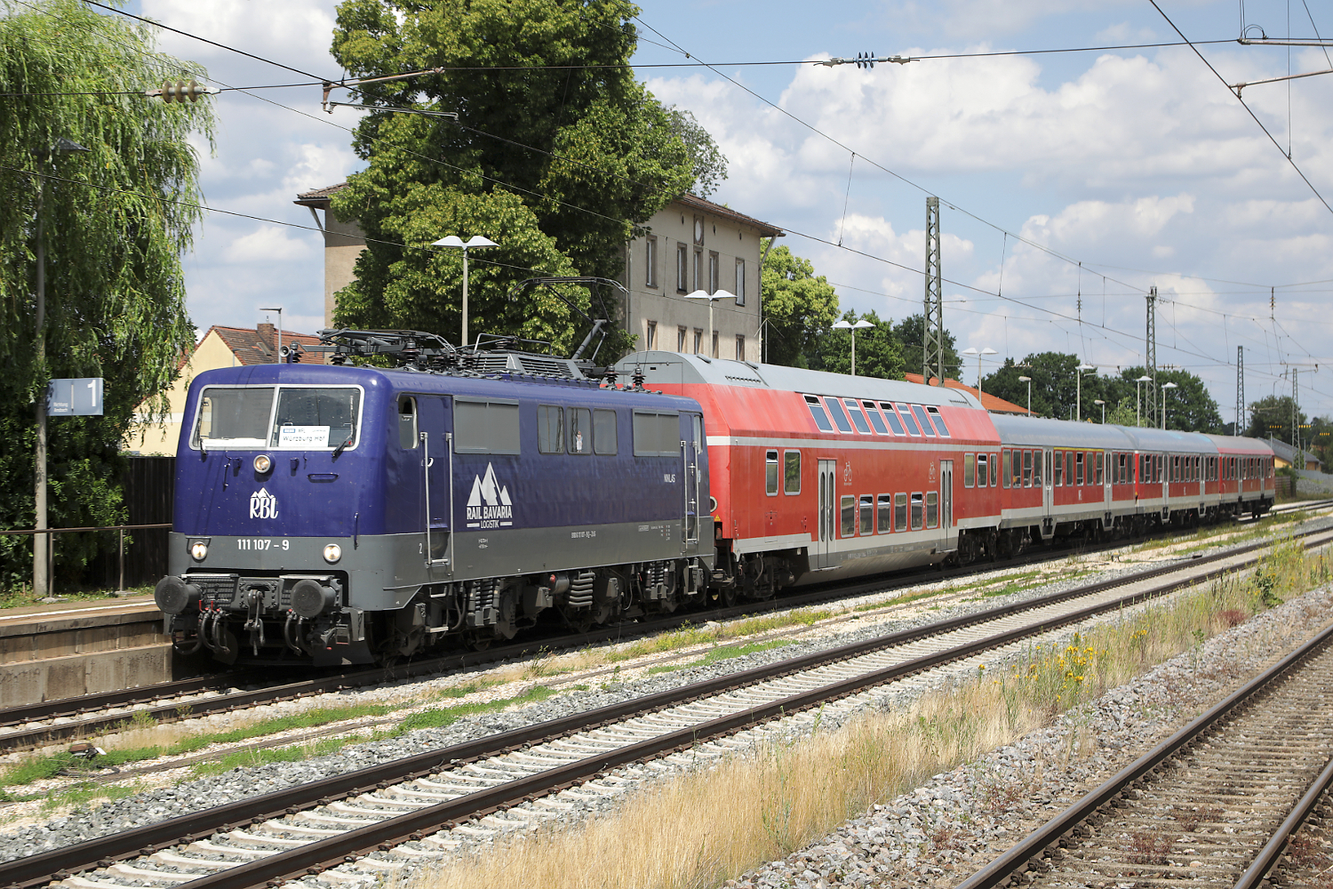 Rail Bavaria Logistik 111 107-9 ist im Auftrag von WFL mit einem GoAhead-Ersatzzug auf der Linie RE80 in Roßtal unterwegs. Wegen einer Stellwerksstörung zwischen Ansbach und Gunzenhausen wurde der Zug über Nürnberg umgeleitet, 24.06.2023