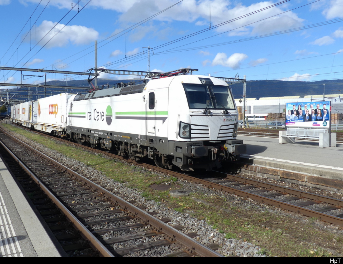 Rail Care - Lok 476 453-6 mit Güterzug unterwegs bei der durchfahrt im Bhf. Yverdon le Bains am 21.10.2023
