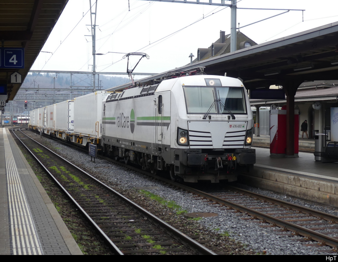 RailCare - 476 453 mit Güterwagen bei der durchfahrt im Bhf. Brugg am 05.02.2023