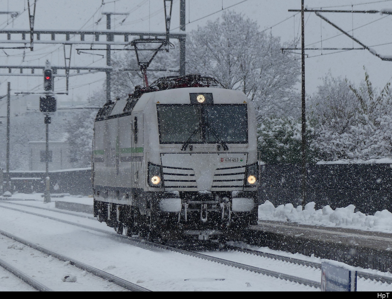 RailCare - Lok 476 453 als Lokzug bei der durchfahrt im Bhf. Münsingen am 02.12.2023