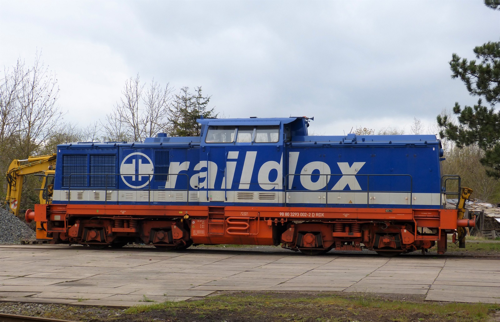 Raildox 293 002 am 15.04.2022 auf dem Gelände der Anschlußbahn Nordhausen. Rangezoomt von außerhalb. Das Gelände ist nicht eingezäunt.
