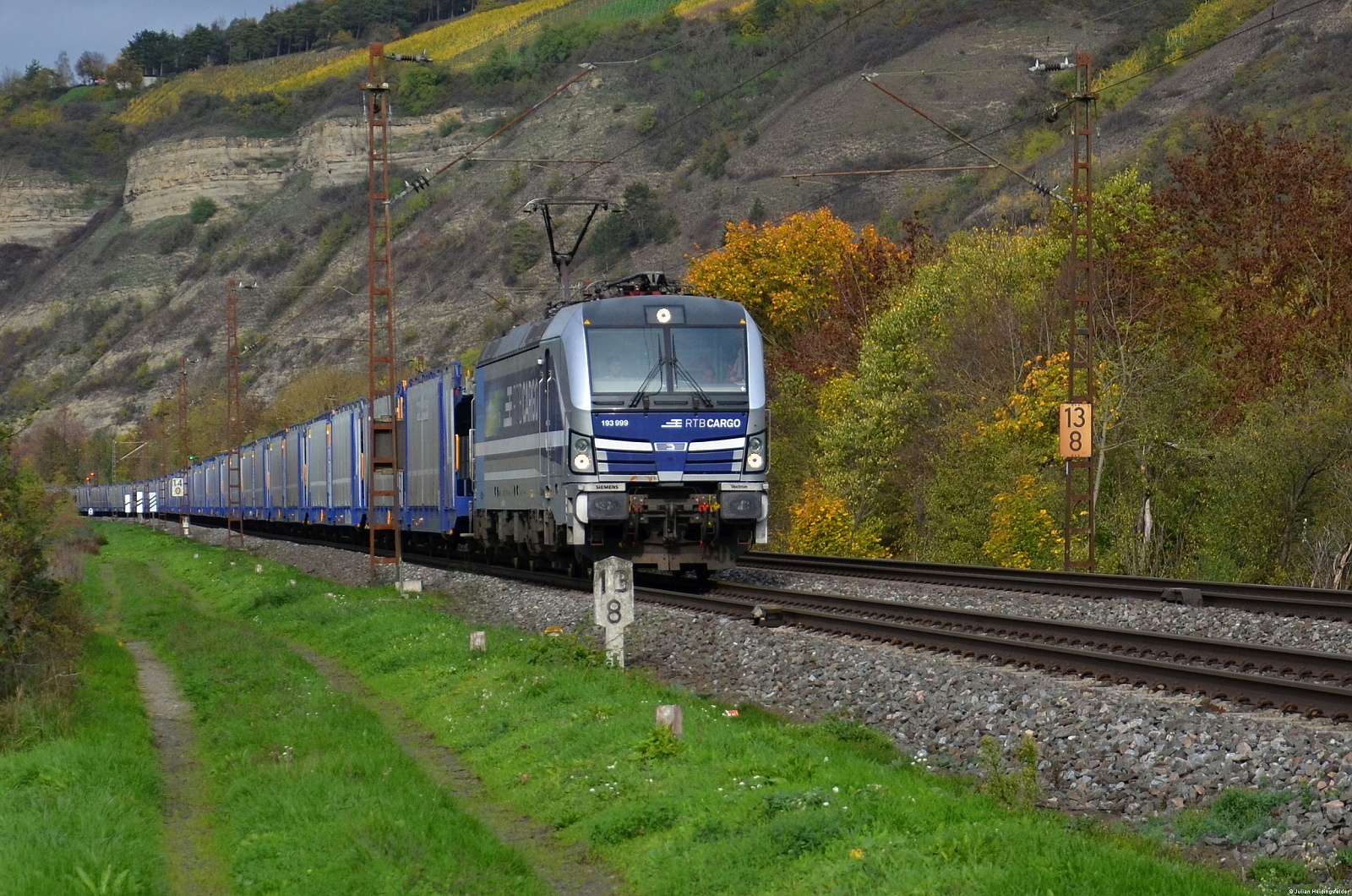 Railpool 193 999-x vermietet an RTB Cargo zeiht einen Leerwagenpark Autotransportwaggons in Richtung Würzburg. Thüngersheim 01.11.2022