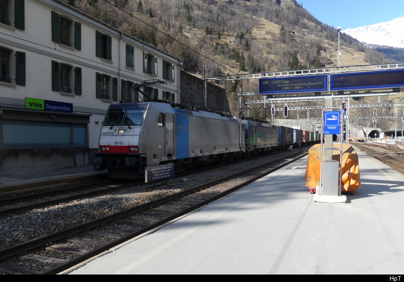 RailPool - Lok 186 104 + ??? vor Güterzug bei der durchfahrt im Bhf. Goppenstein am 17.02.2024